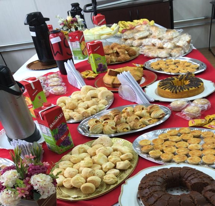 fornecimento de café da manhã e da tarde